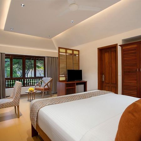 เอสชัวรี สโรวร ปอร์ติโก ปูวาร์ ไอส์แลนด์ Hotel Poovar ภายนอก รูปภาพ