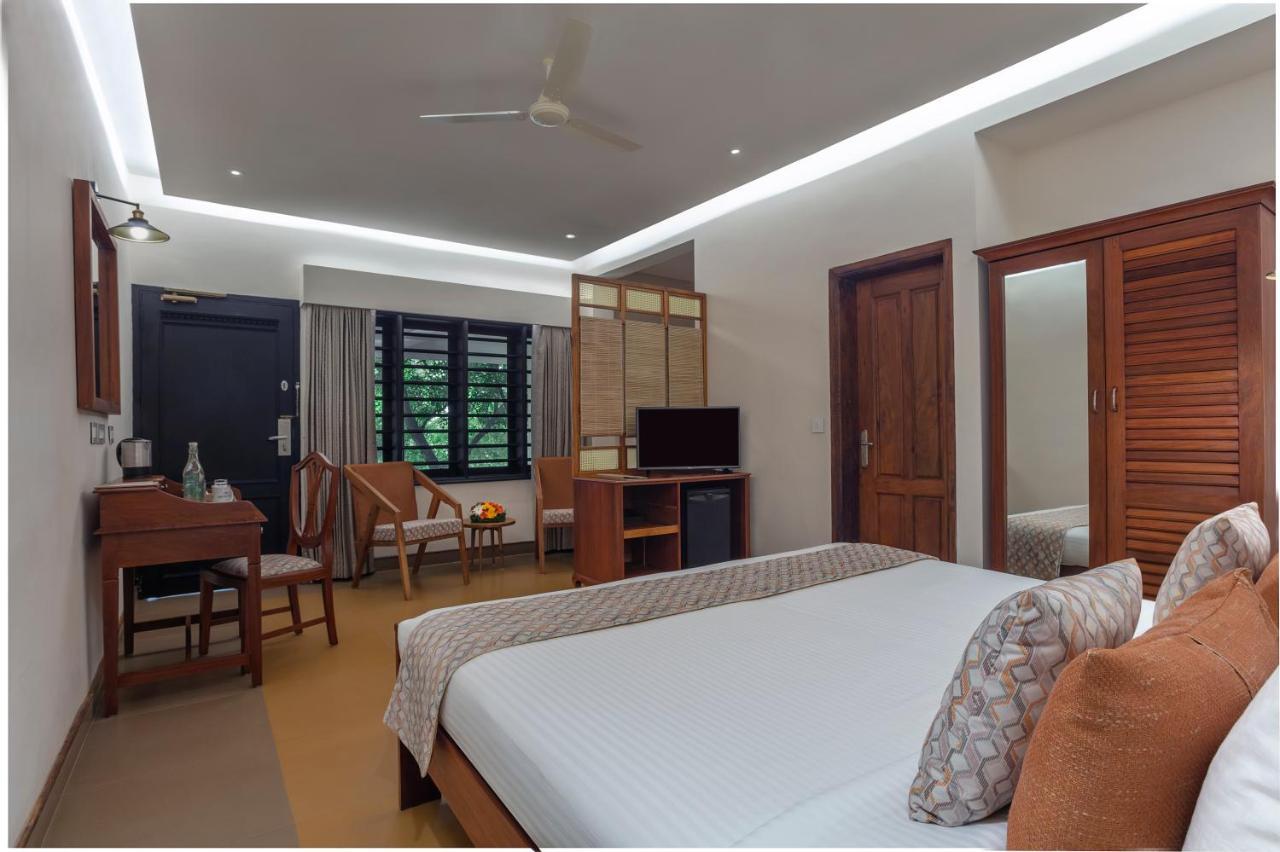 เอสชัวรี สโรวร ปอร์ติโก ปูวาร์ ไอส์แลนด์ Hotel Poovar ภายนอก รูปภาพ