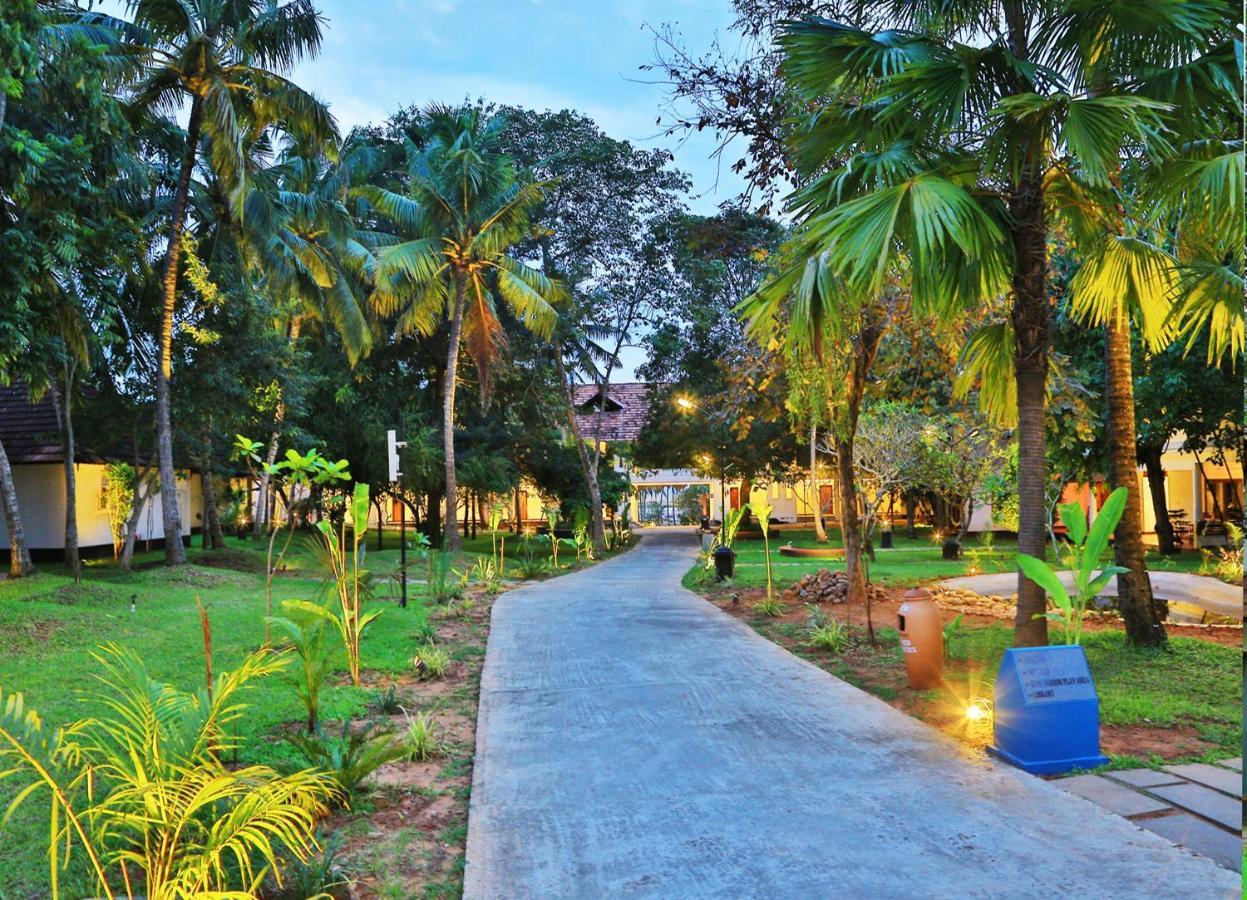 เอสชัวรี สโรวร ปอร์ติโก ปูวาร์ ไอส์แลนด์ Hotel Poovar ภายนอก รูปภาพ