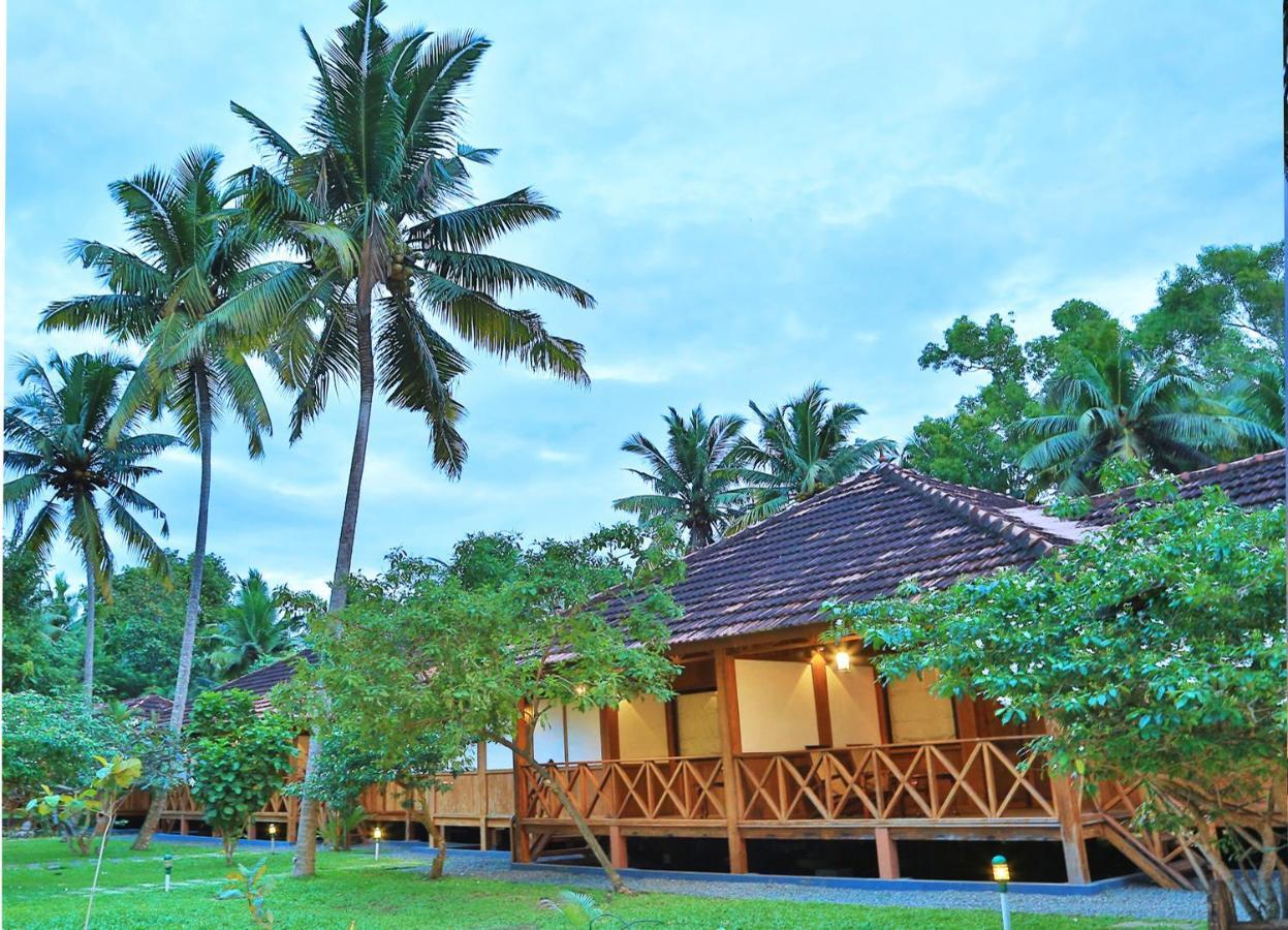 เอสชัวรี สโรวร ปอร์ติโก ปูวาร์ ไอส์แลนด์ Hotel Poovar ภายนอก รูปภาพ
