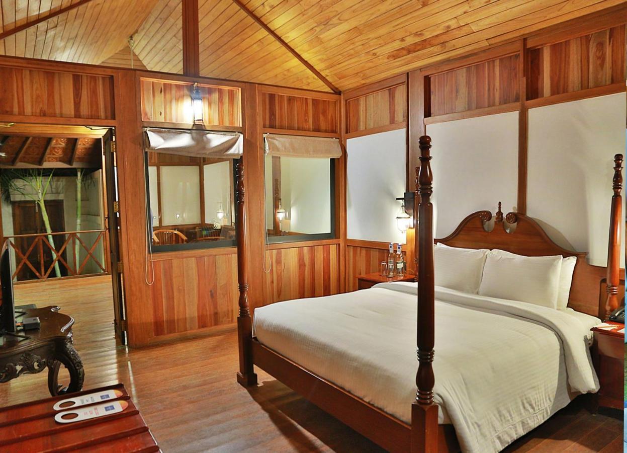 เอสชัวรี สโรวร ปอร์ติโก ปูวาร์ ไอส์แลนด์ Hotel Poovar ภายนอก รูปภาพ
