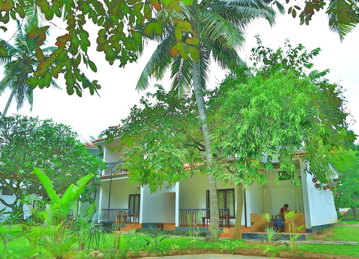 เอสชัวรี สโรวร ปอร์ติโก ปูวาร์ ไอส์แลนด์ Hotel Poovar ภายนอก รูปภาพ