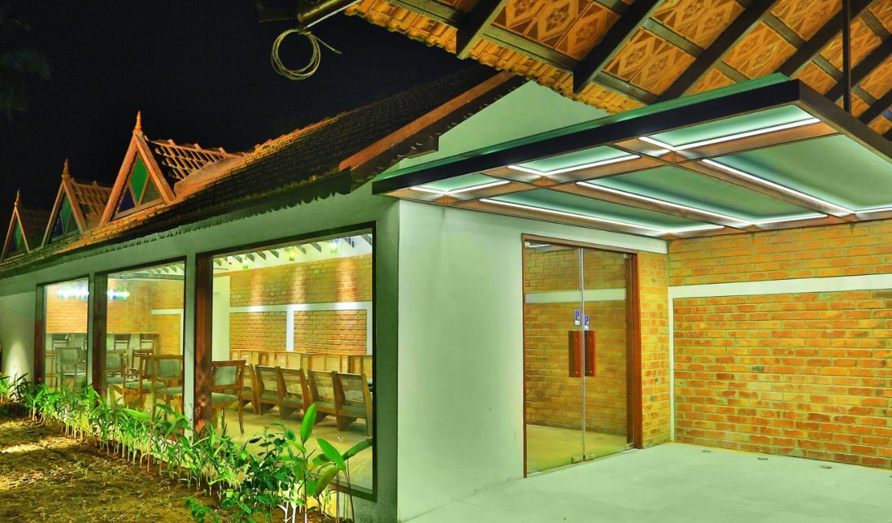 เอสชัวรี สโรวร ปอร์ติโก ปูวาร์ ไอส์แลนด์ Hotel Poovar ภายนอก รูปภาพ