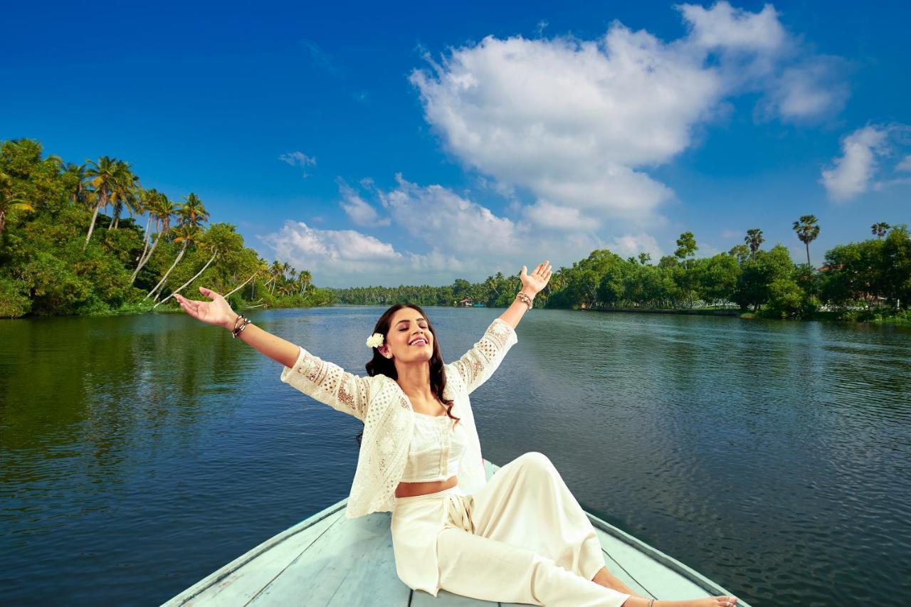 เอสชัวรี สโรวร ปอร์ติโก ปูวาร์ ไอส์แลนด์ Hotel Poovar ภายนอก รูปภาพ